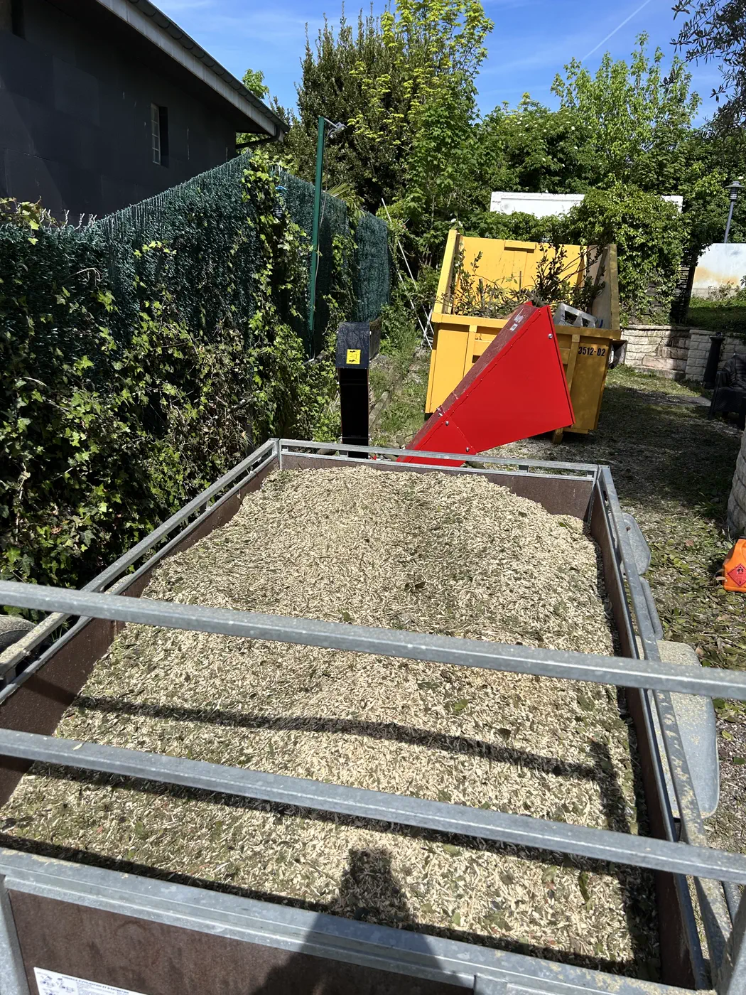 Remorque pleine de broyat après chantier de broyage