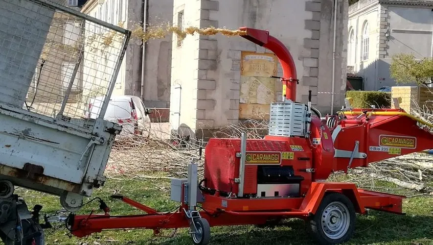 Broyeur thermique en chantier avec remorque de branches