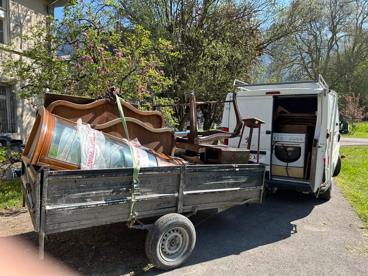 Remorque et camion chargés de meubles lors d'un débarras